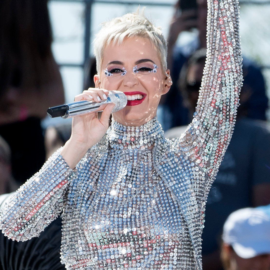 Katy Perry sparkles in <div class= geotv.ge